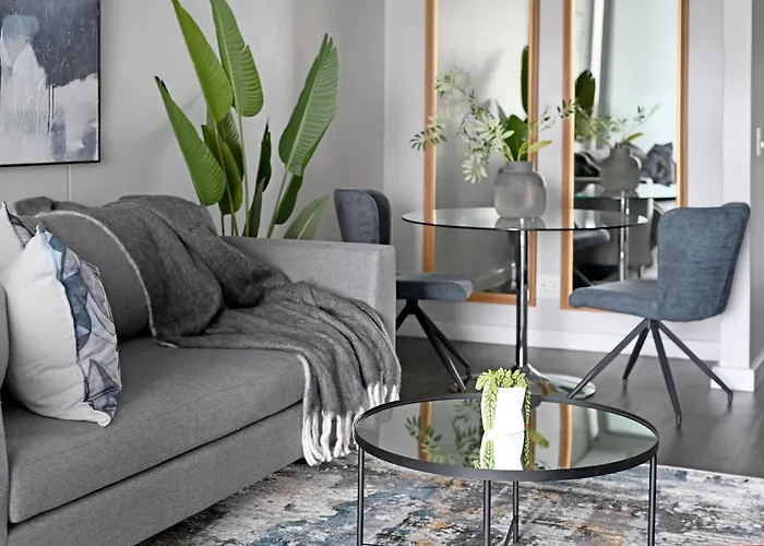 Yaya - Modern Apartment With City, Ocean & Mountain Views!