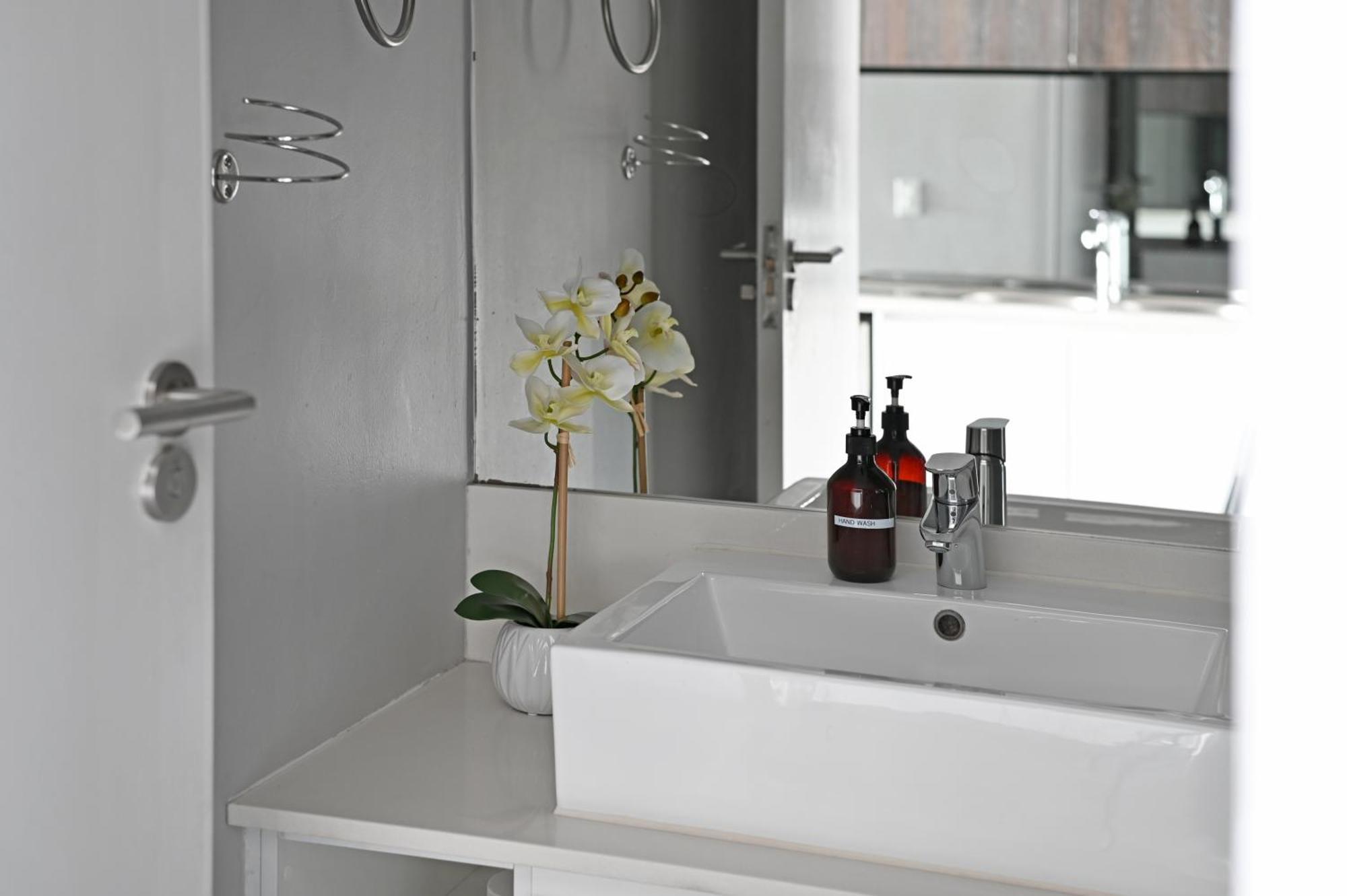 Yaya - Modern With City, Ocean & Mountain Views!