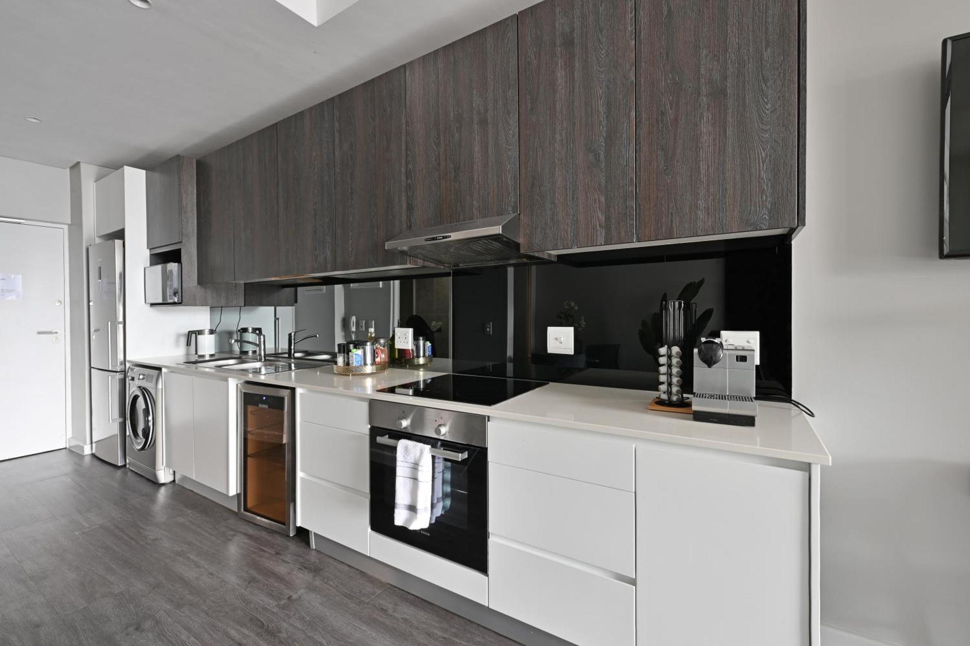 Apartment Yaya - Modern With City, Ocean & Mountain Views!