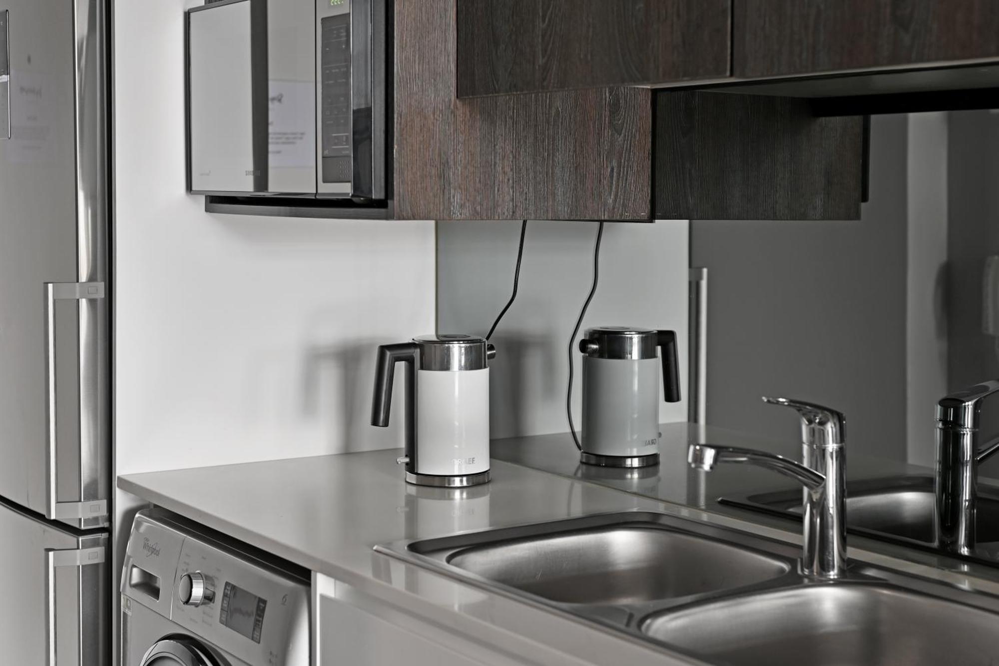 Apartment Yaya - Modern With City, Ocean & Mountain Views!